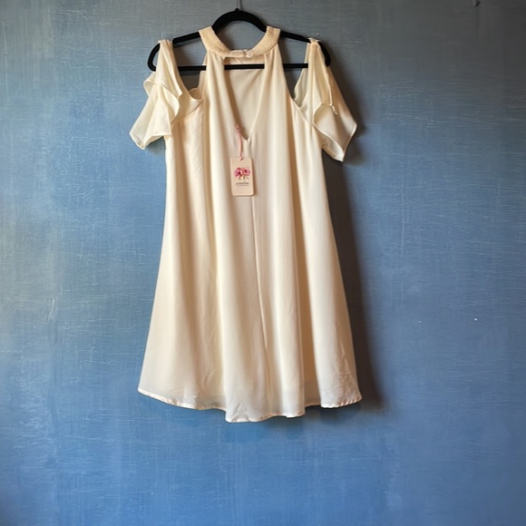 New with tags!  cream open shoulder short sleeve dress - Picture 2 of 3